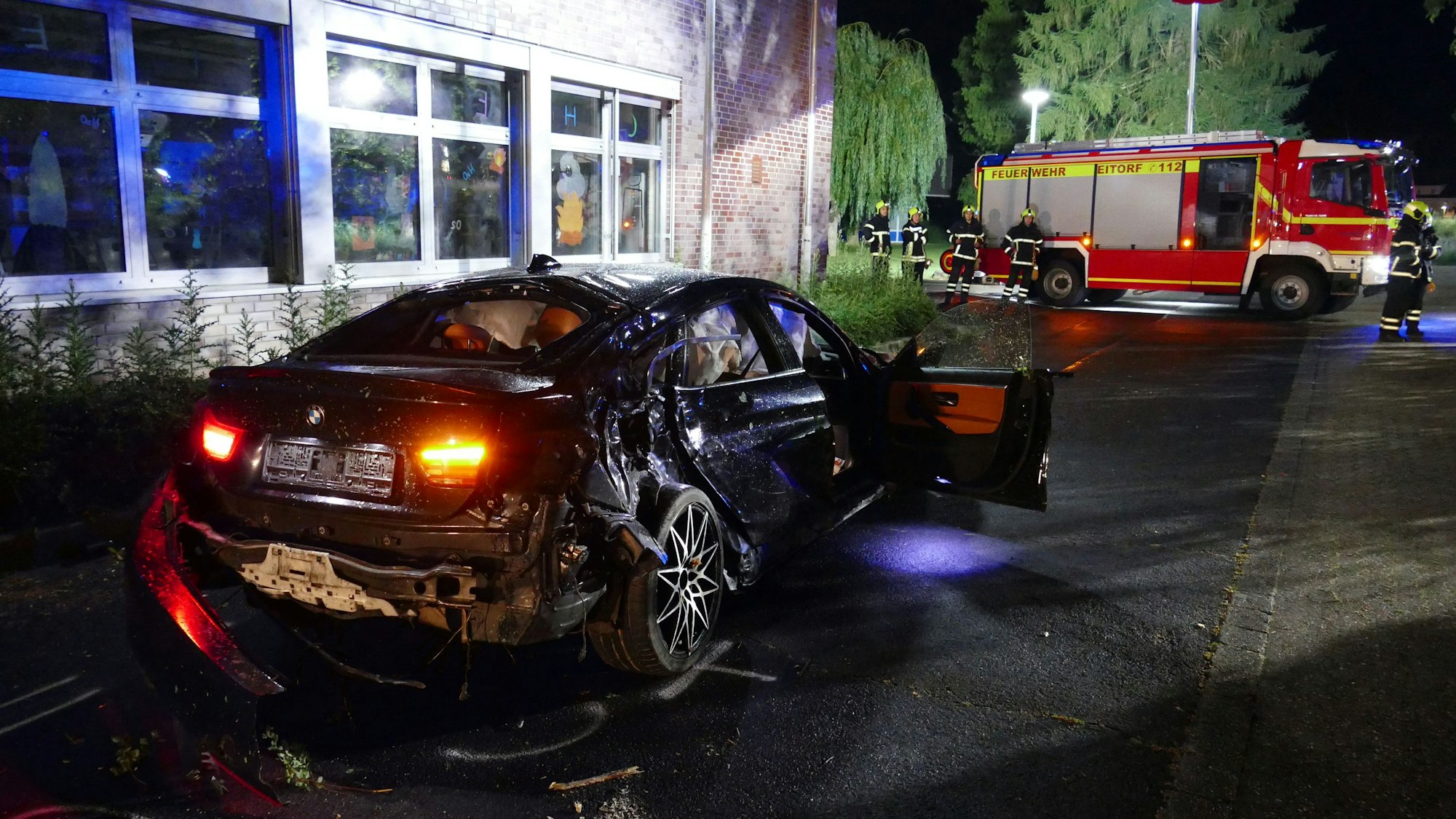 Der zerstörte Wagen kam auf dem Schulhof des Siegtal-Gymnasiums zum Stehen.