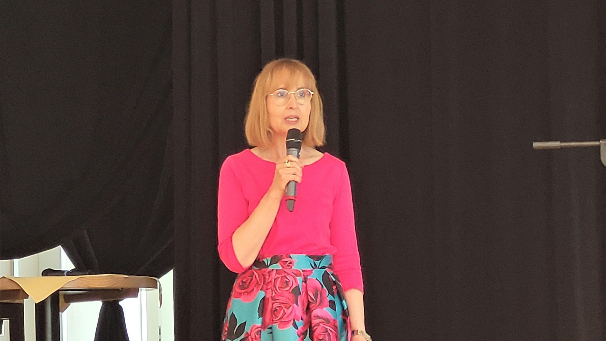 Das Bild zeigt Professorin Dr. Jutta Rump bei ihrem Vortrag.