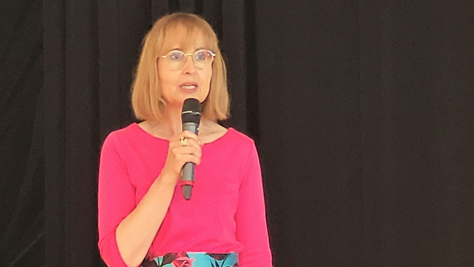 Das Foto zeigt Prof. Dr. Jutta Rump im Gemünder Kurhaus bei einer Veranstaltung der Dienstleistungsgenossenschaft Eifel.