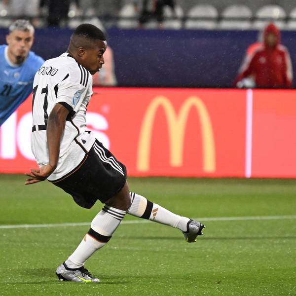 Deutschlands Youssoufa Moukoko schießt einen Elfmeter.