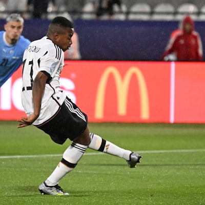 Deutschlands Youssoufa Moukoko schießt einen Elfmeter.