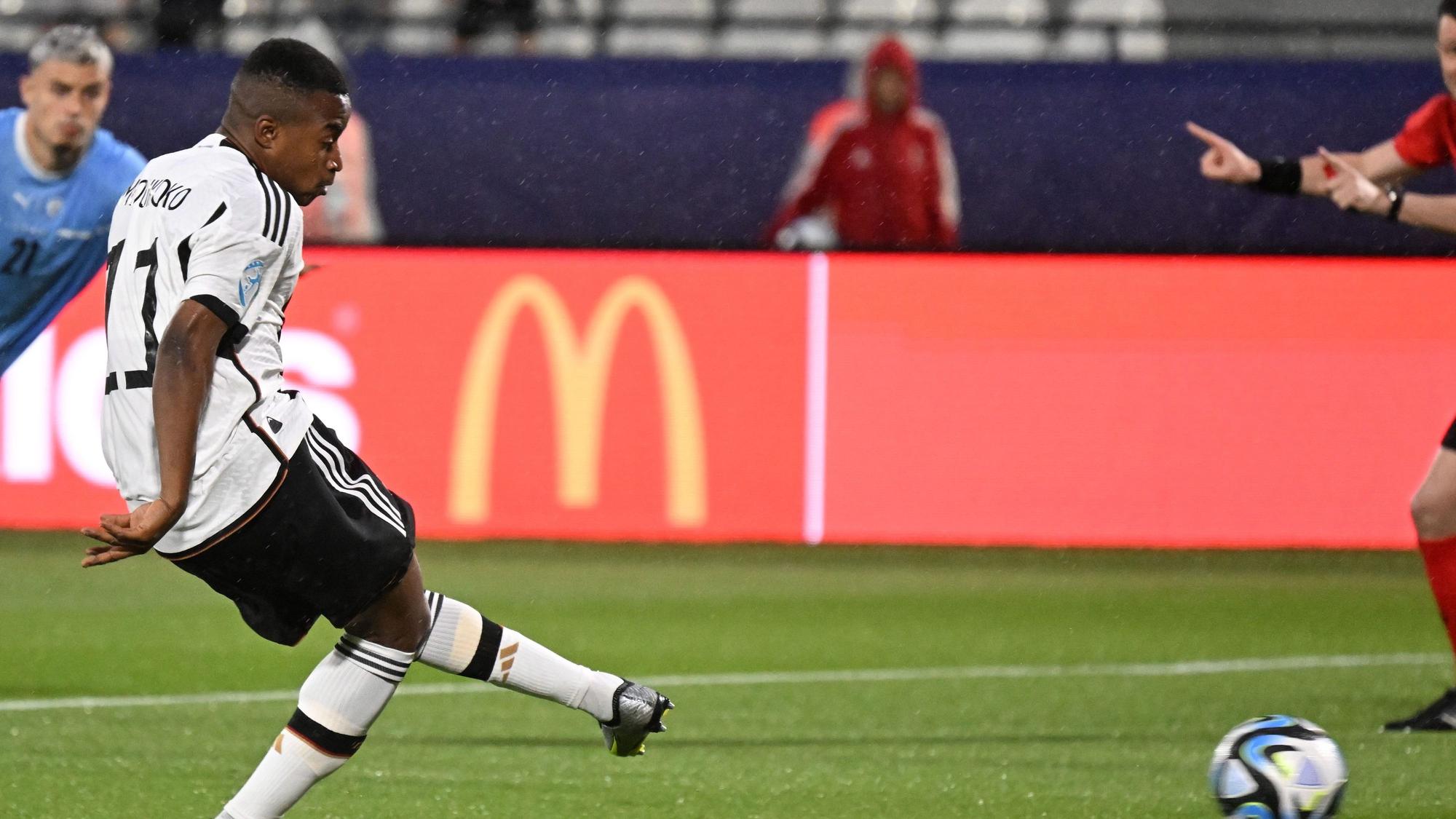 Deutschlands Youssoufa Moukoko schießt einen Elfmeter.