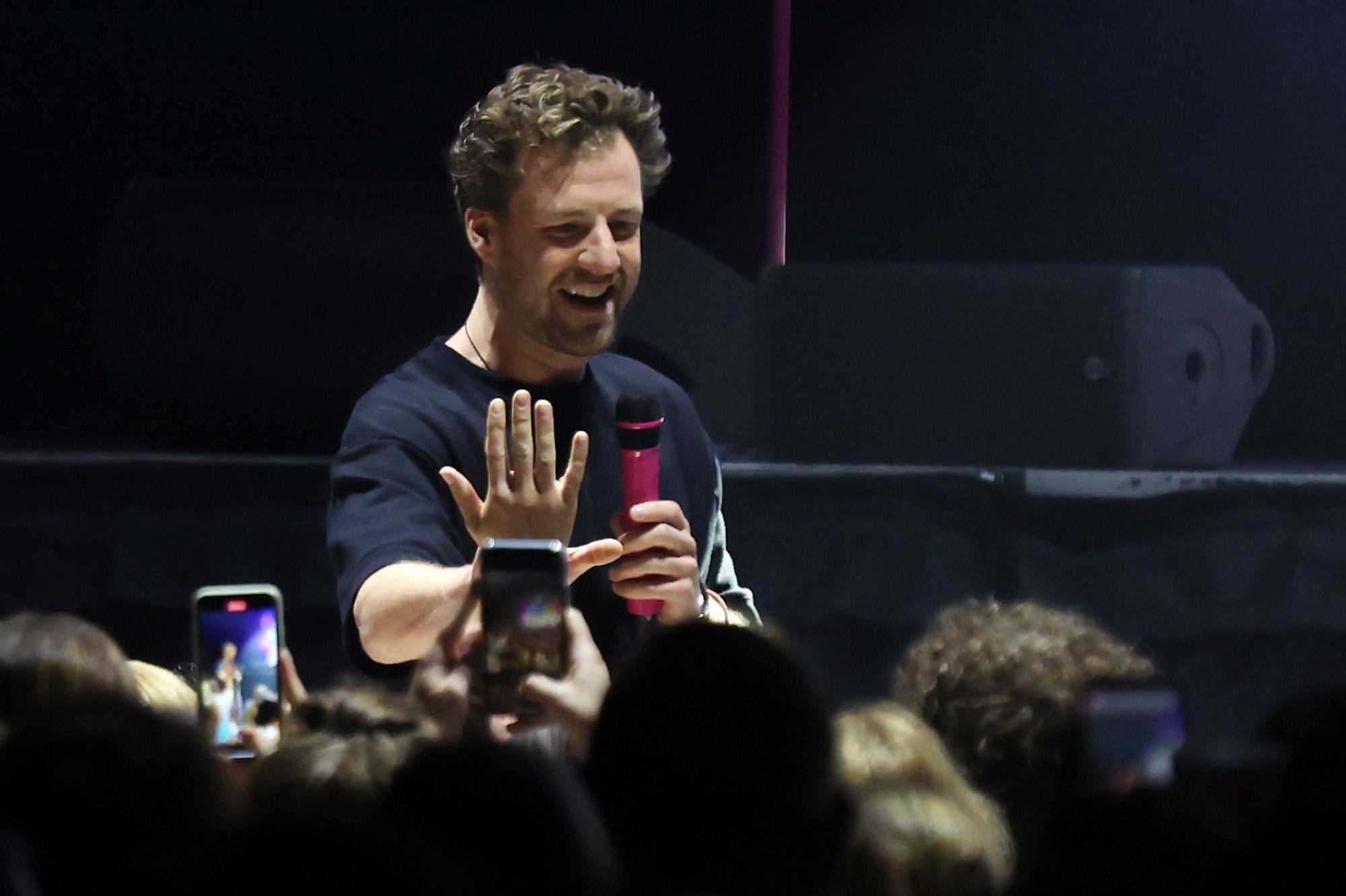 Luke Mockridge gibt einem Fan ein High-Five und lacht dabei.