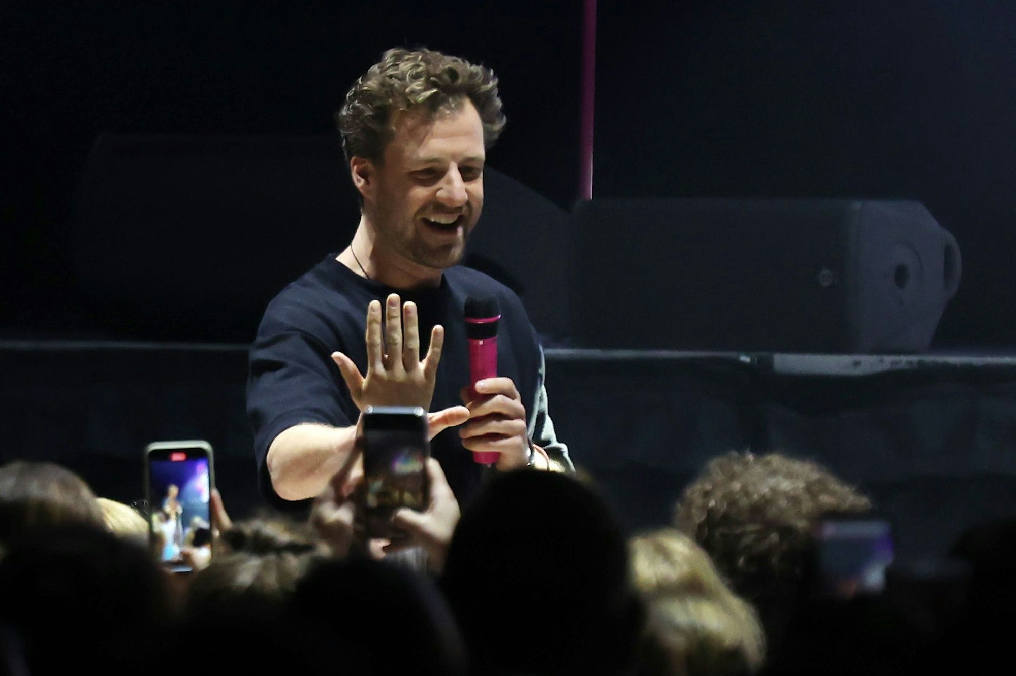 Luke Mockridge gibt einem Fan ein High-Five und lacht dabei.