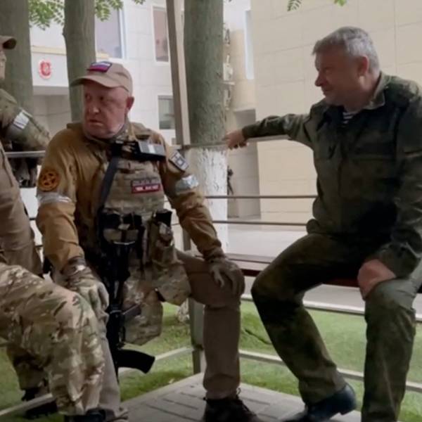 Szene aus einem Telegram-Video eines Wagner-nahen Kanals: Jewgeni Prigoschin spricht mit russischen Militärchefs Vladimir Alekseev und Yunus-Bek Evkurov im von den Söldnern besetzten Rostow am Don.