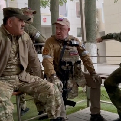 Szene aus einem Telegram-Video eines Wagner-nahen Kanals: Jewgeni Prigoschin spricht mit russischen Militärchefs Vladimir Alekseev und Yunus-Bek Evkurov im von den Söldnern besetzten Rostow am Don.