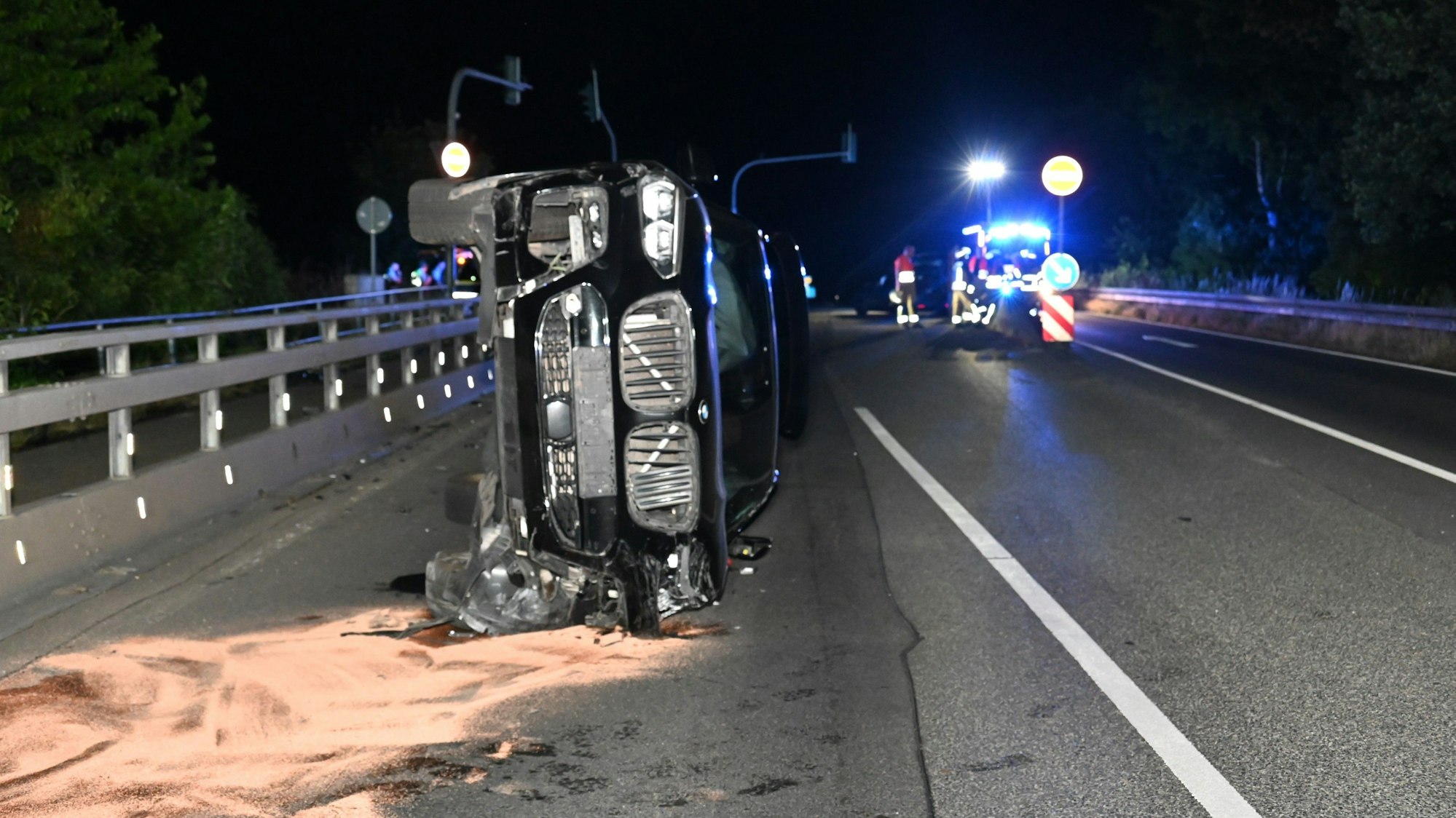 Der Pkw lag auf der Seite, man sieht Sand, der ausgelaufene Flüssigkeiten aufsaugen soll.