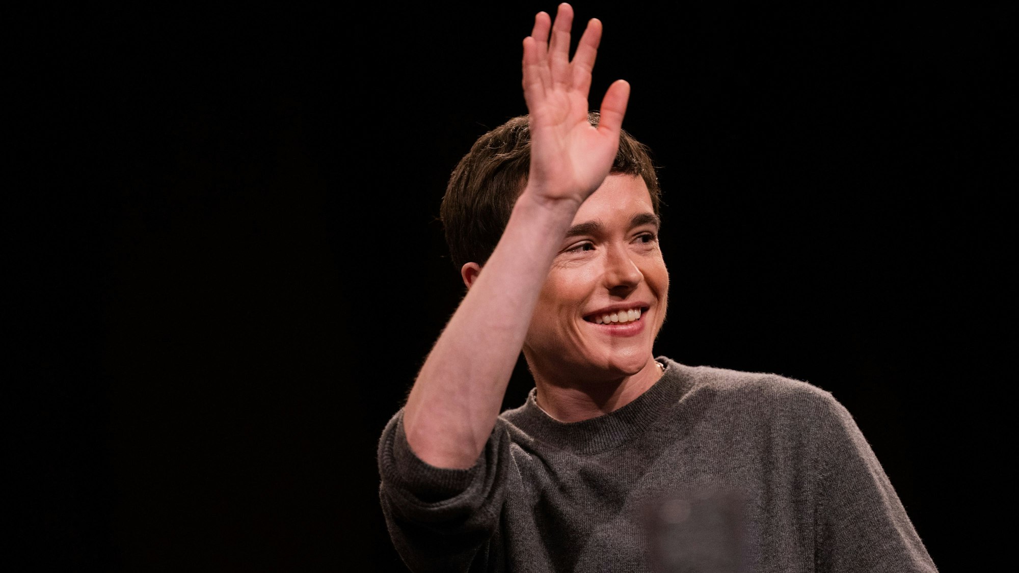 23.06.2023, Nordrhein-Westfalen, Köln: Elliot Page, kanadischer Schauspieler und Autor, sitzt im Rahmen der Phil.Cologne auf der Bühne und winkt. Er spricht über sein autobiografisches Buch "Pageboy".