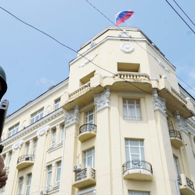 Ein Söldner der Gruppe Wagner steht am Samstag, 24. Juni, in Rostow am Don. Die Gruppe hat die russische Stadt eingenommen und stellt sich gegen die früheren Verbündeten im Kreml.
