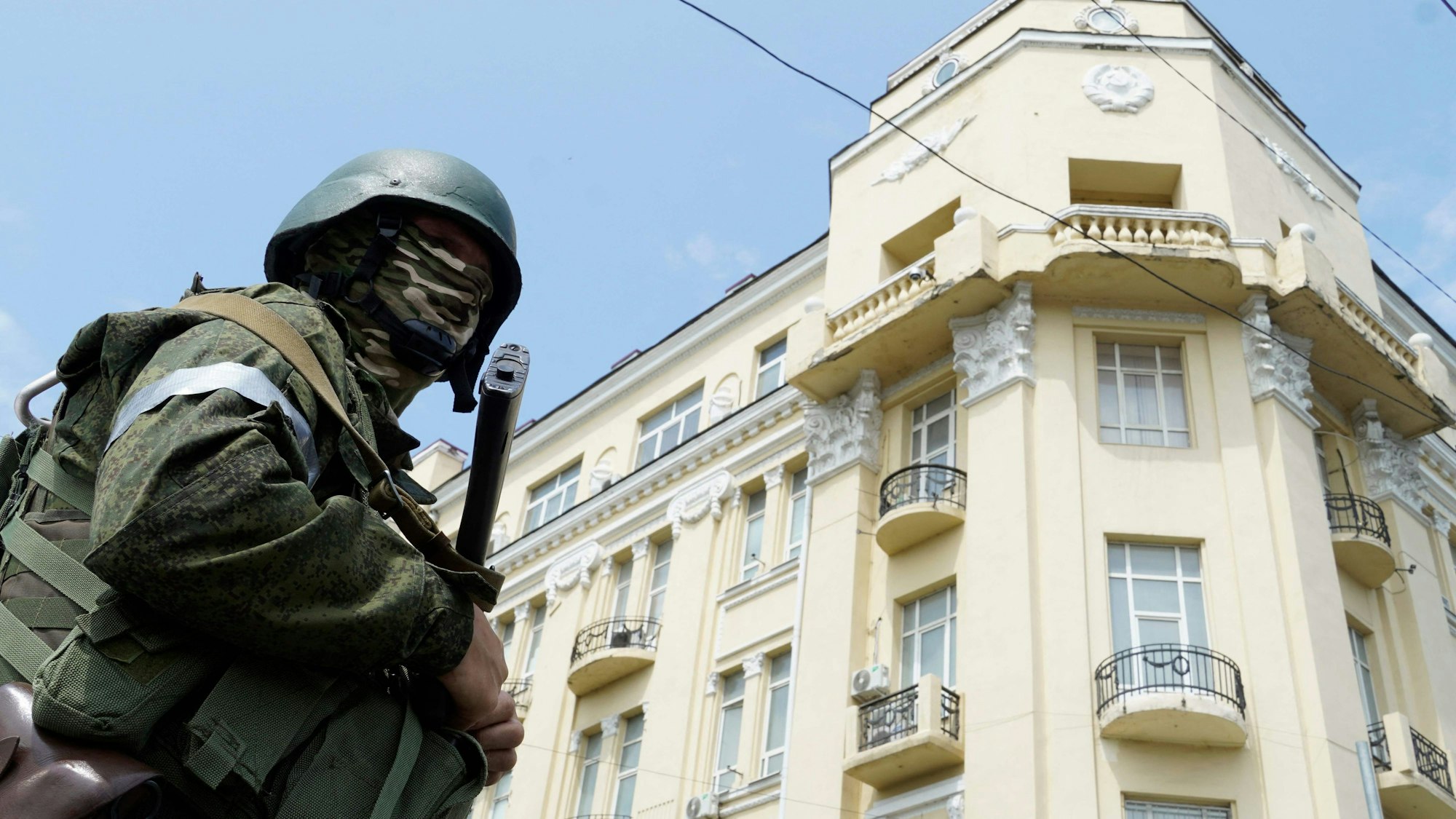 Ein Söldner der Gruppe Wagner steht am Samstag, 24. Juni, in Rostow am Don. Die Gruppe hat die russische Stadt eingenommen und stellt sich gegen die früheren Verbündeten im Kreml.