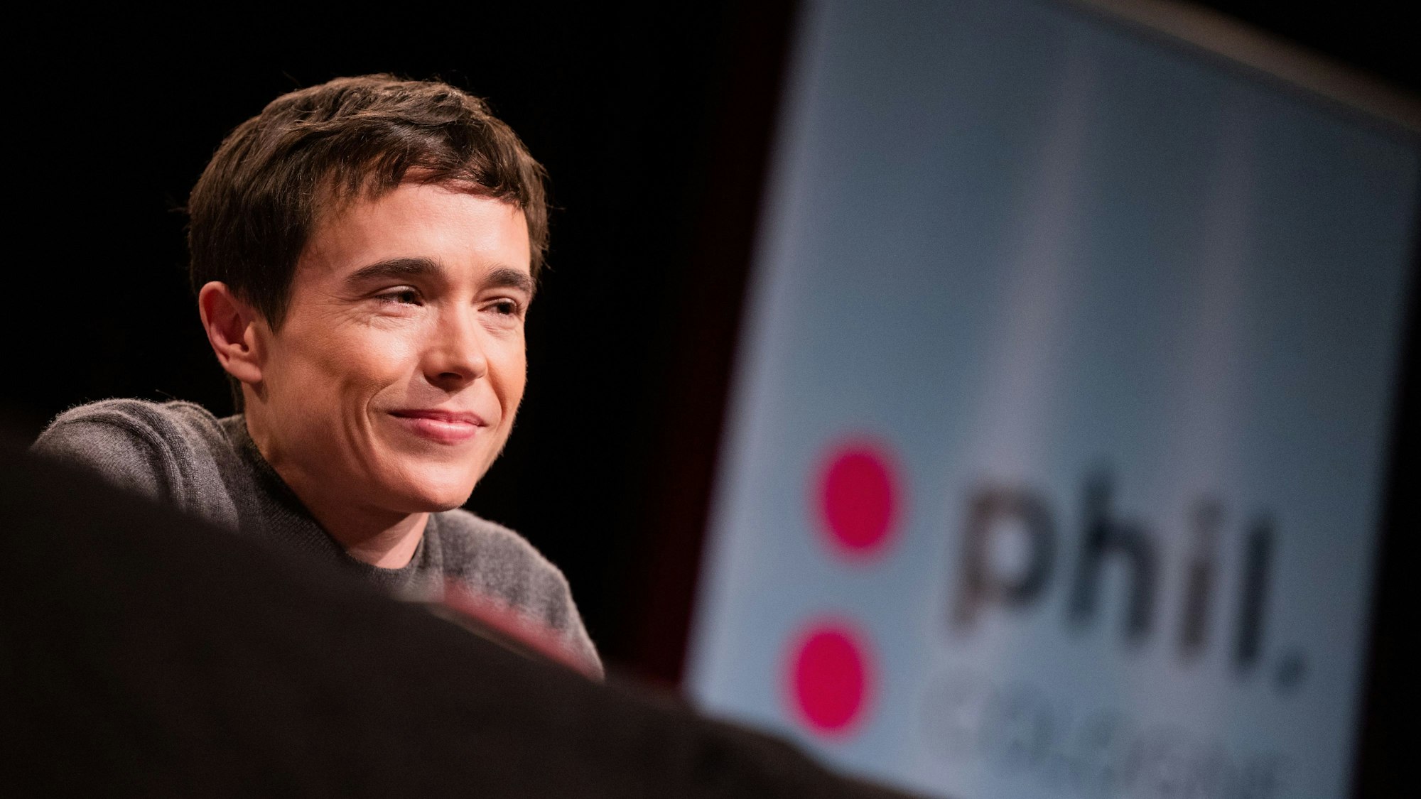 23.06.2023, Nordrhein-Westfalen, Köln: Elliot Page, kanadischer Schauspieler und Autor, sitzt im Rahmen der Phil.Cologne auf der Bühne. Er liest aus seinem autobiografischen Buch "Pageboy".