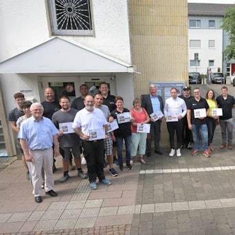 Das Foto zeigt die Sponsoren am neuen Dienstfahrzeug der Gemeinde Kürten.
