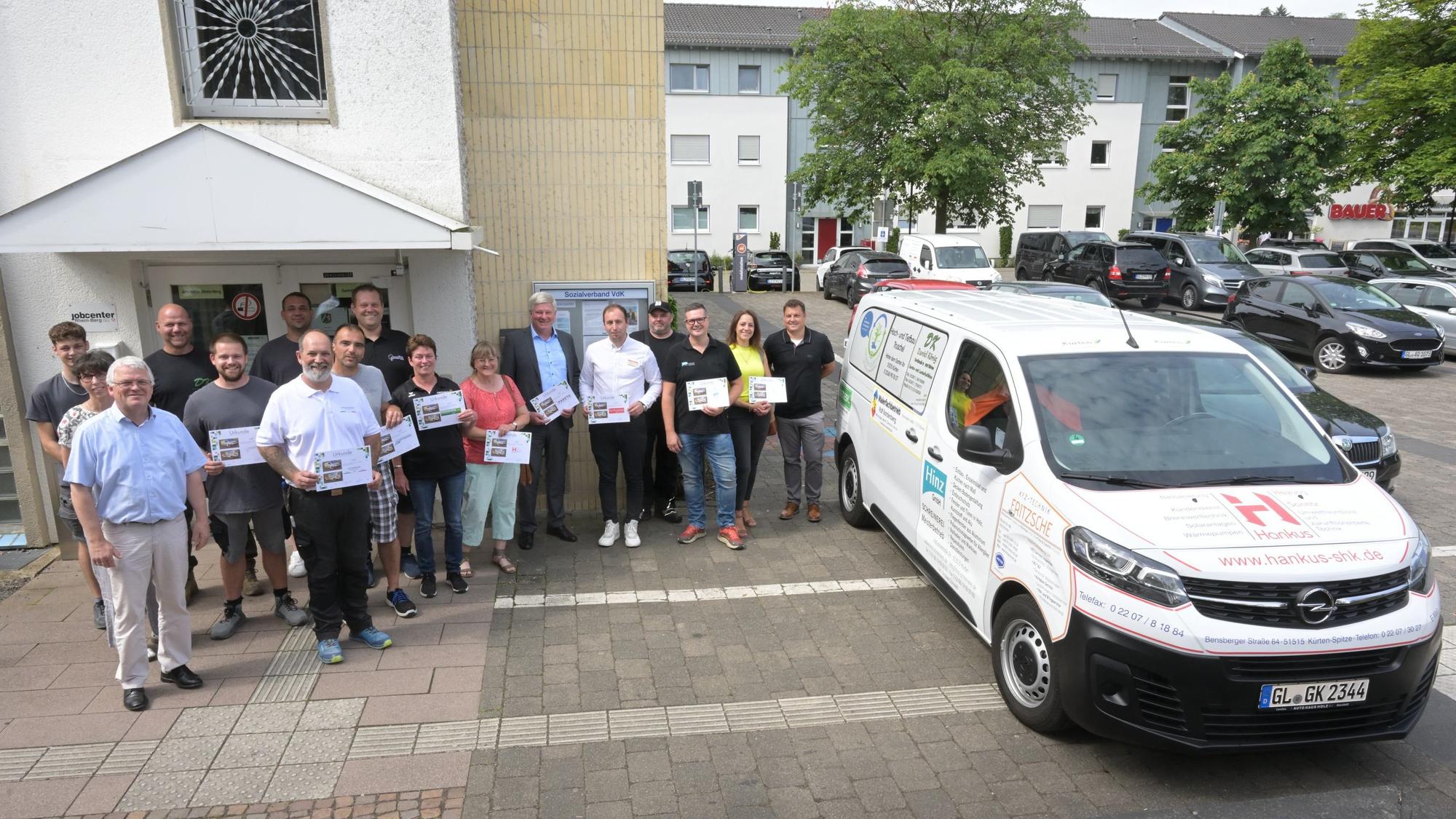 Das Foto zeigt die Sponsoren am neuen Dienstfahrzeug der Gemeinde Kürten.