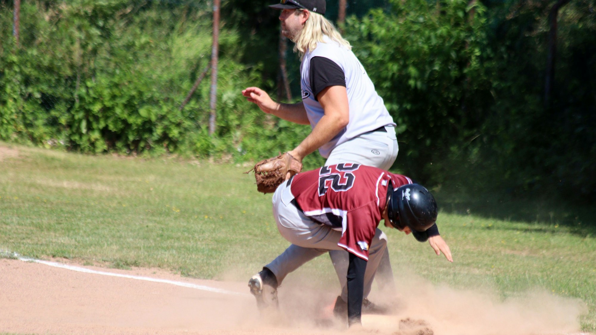 Zülpichs Finn Hoffmann springt zurück aufs Base. Der Aachener spieler ist fangbereit.