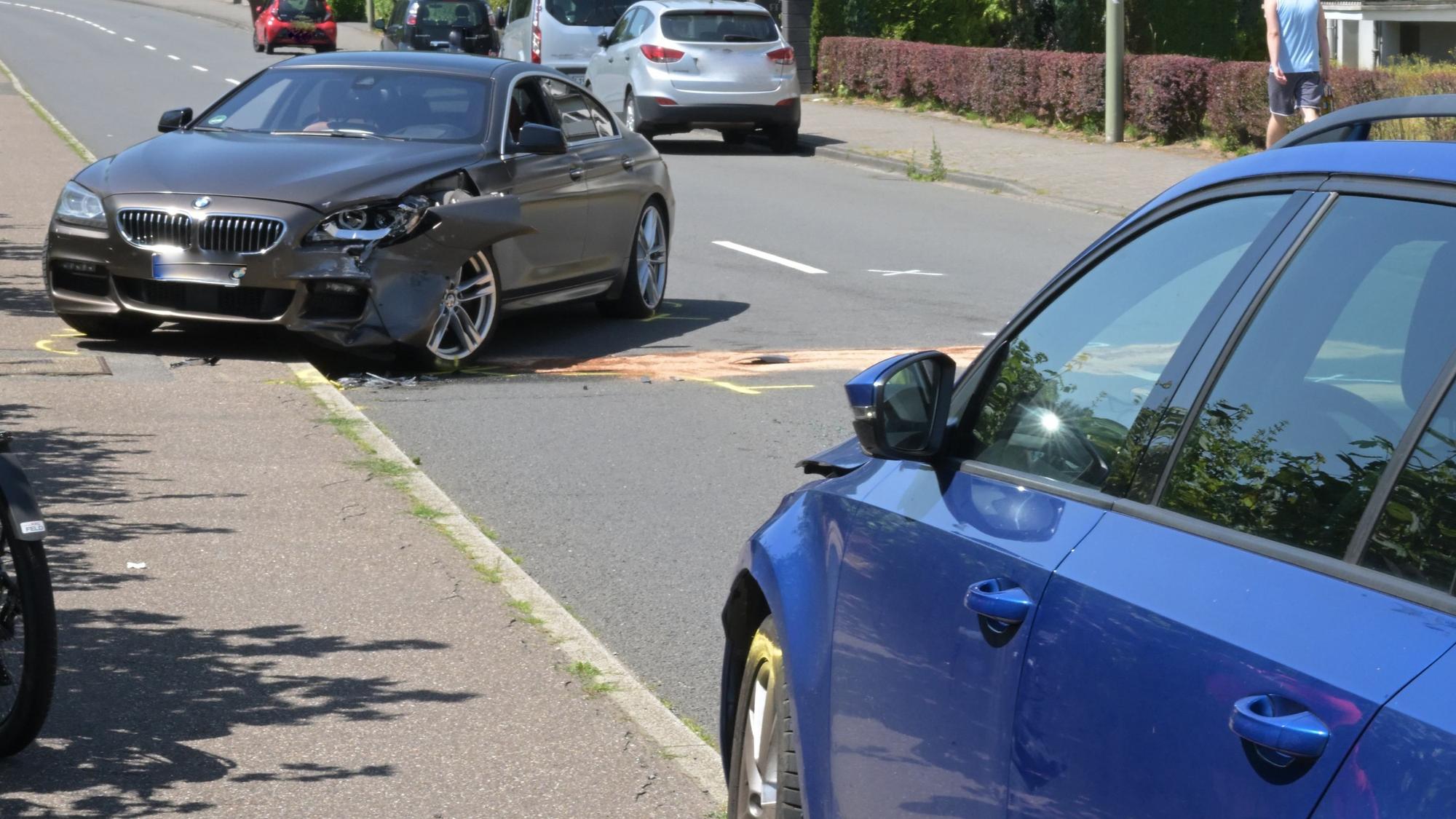 Auf der Siegburger Straße geriet ein Pkw-Fahrer in den Gegenverkehr.