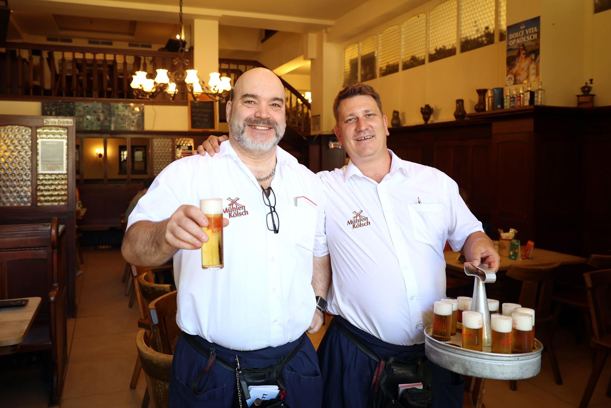 Zwei Köbesse in einem Kölner Brauhaus