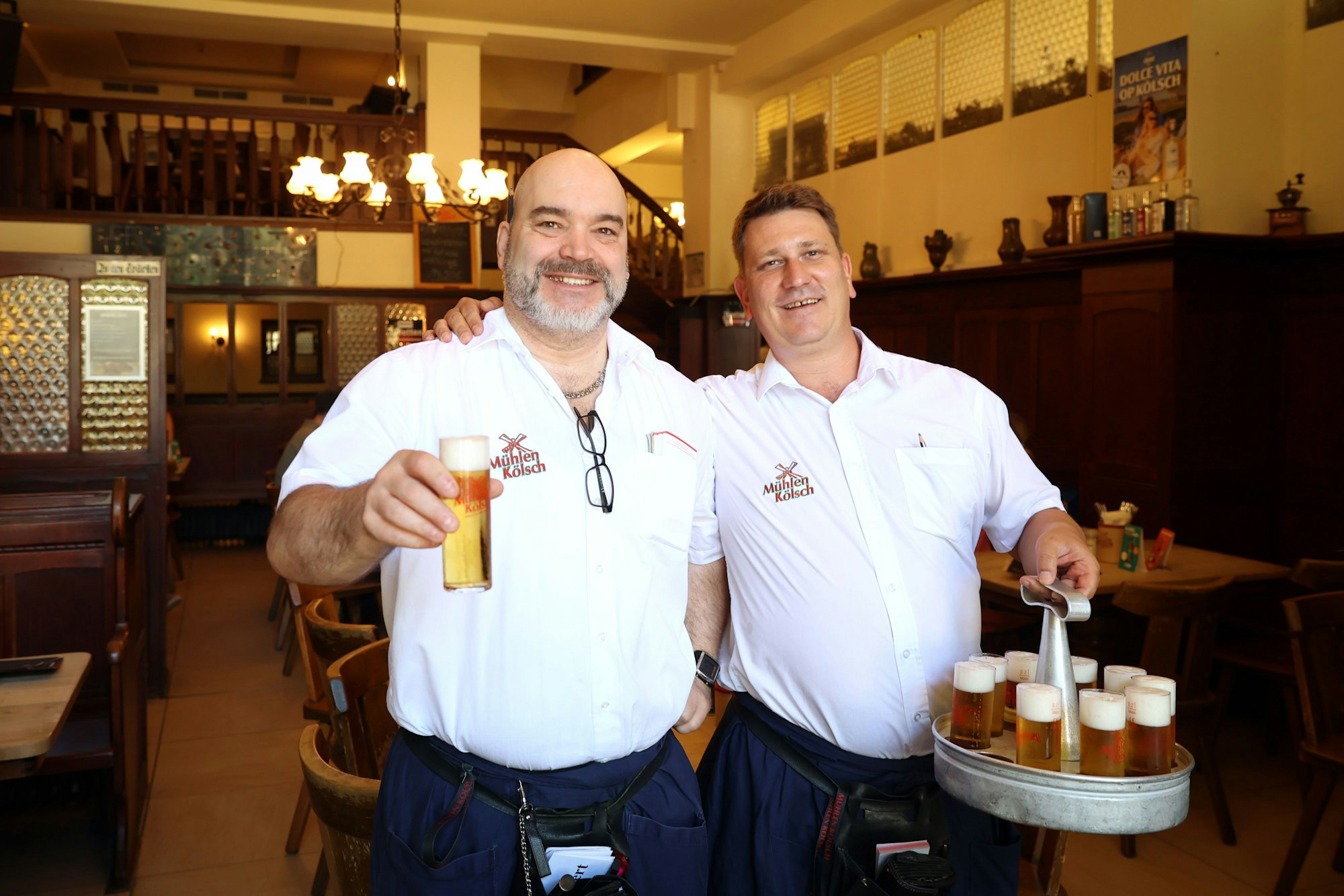 Zwei Köbesse in einem Kölner Brauhaus