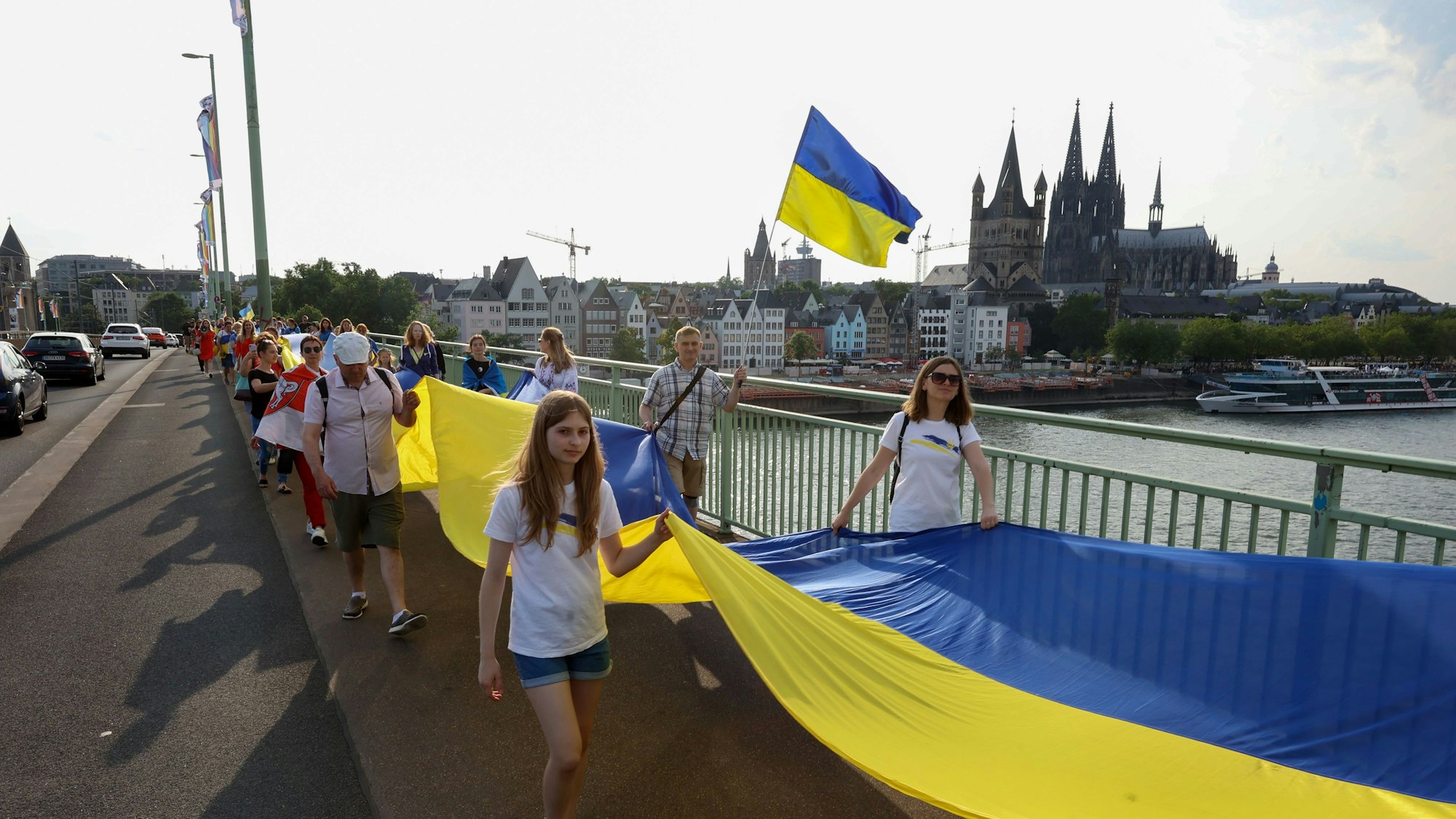 23.06.2023
Köln
Aktion auf der Deutzer Brücke: "Brücken bauen für Europa - Das Rheinland für die Ukraine" (zeitgleich auch Bonn u. Düsseldorf).
Foto: Martina Goyert