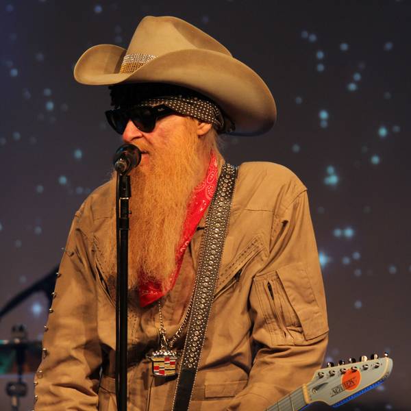 Dunkle Sonnenbrille, langer Vollbart und Cowboy-Hut sind das Markenzeichen des Gitarristen Billy F. Gibbons.