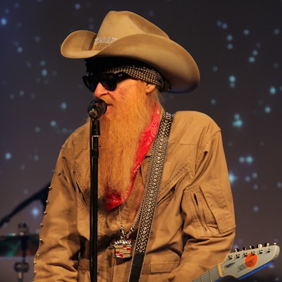 Dunkle Sonnenbrille, langer Vollbart und Cowboy-Hut sind das Markenzeichen des Gitarristen Billy F. Gibbons.