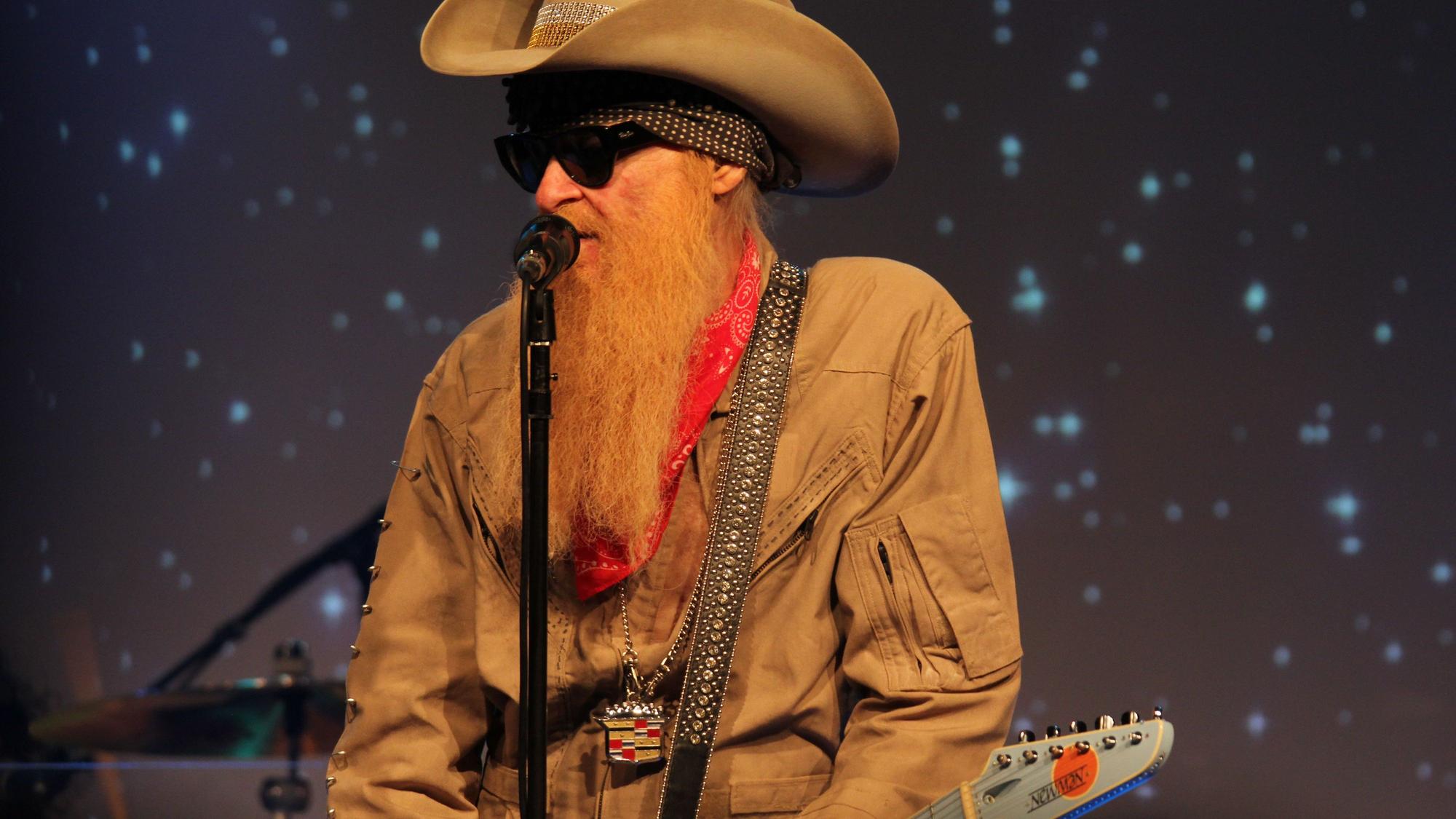 Dunkle Sonnenbrille, langer Vollbart und Cowboy-Hut sind das Markenzeichen des Gitarristen Billy F. Gibbons.