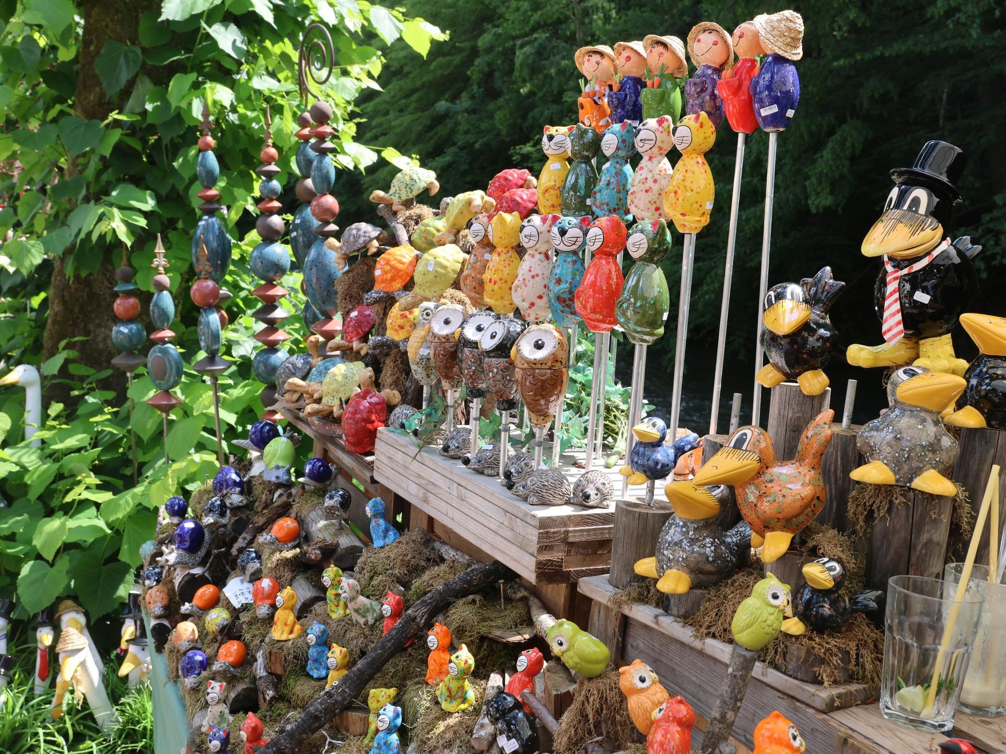 Ein Stand mit Gartendekoration.