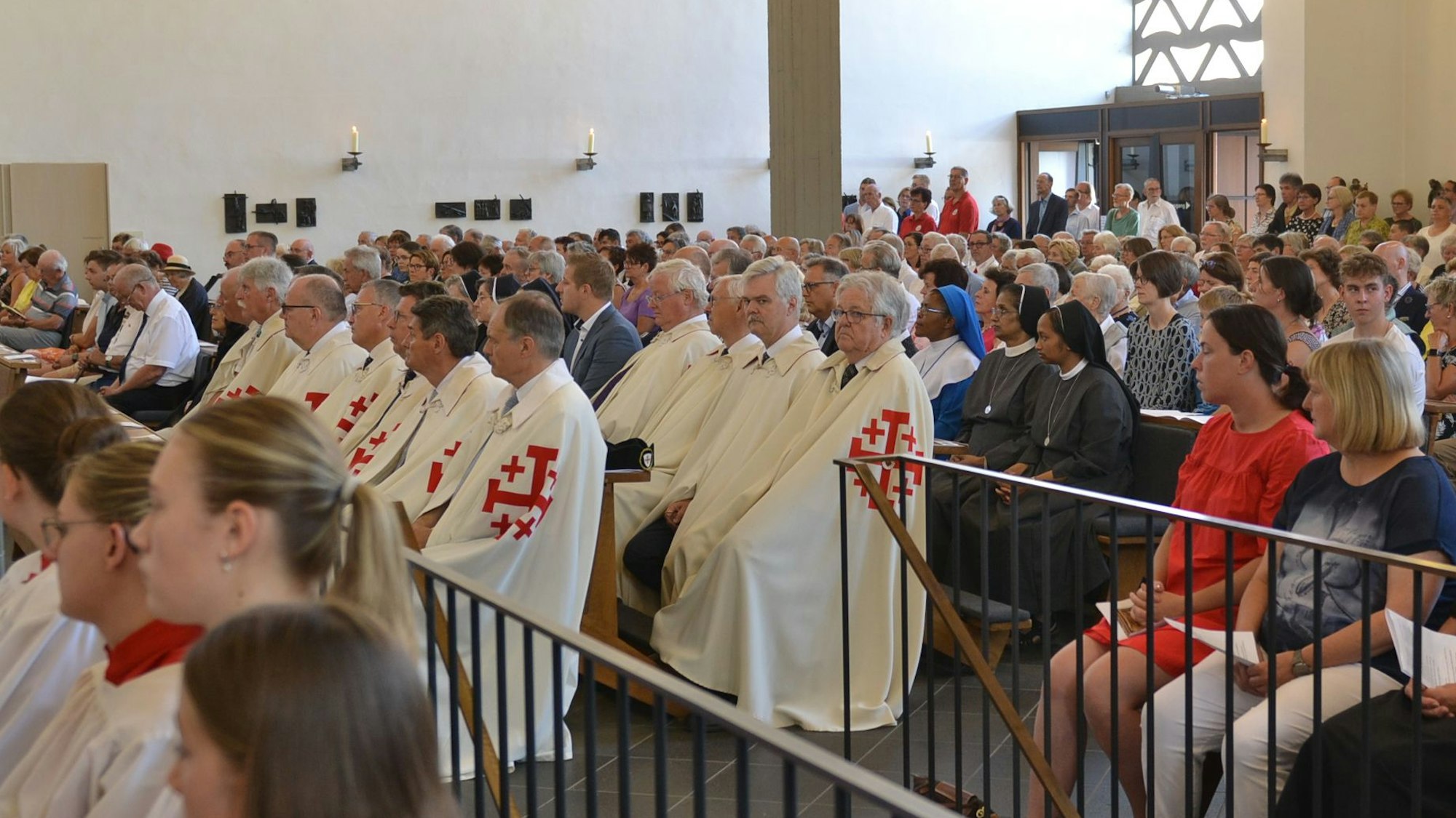 Alle Plätze in der Zülpicher Pfarrkirche St. Peter sind besetzt.