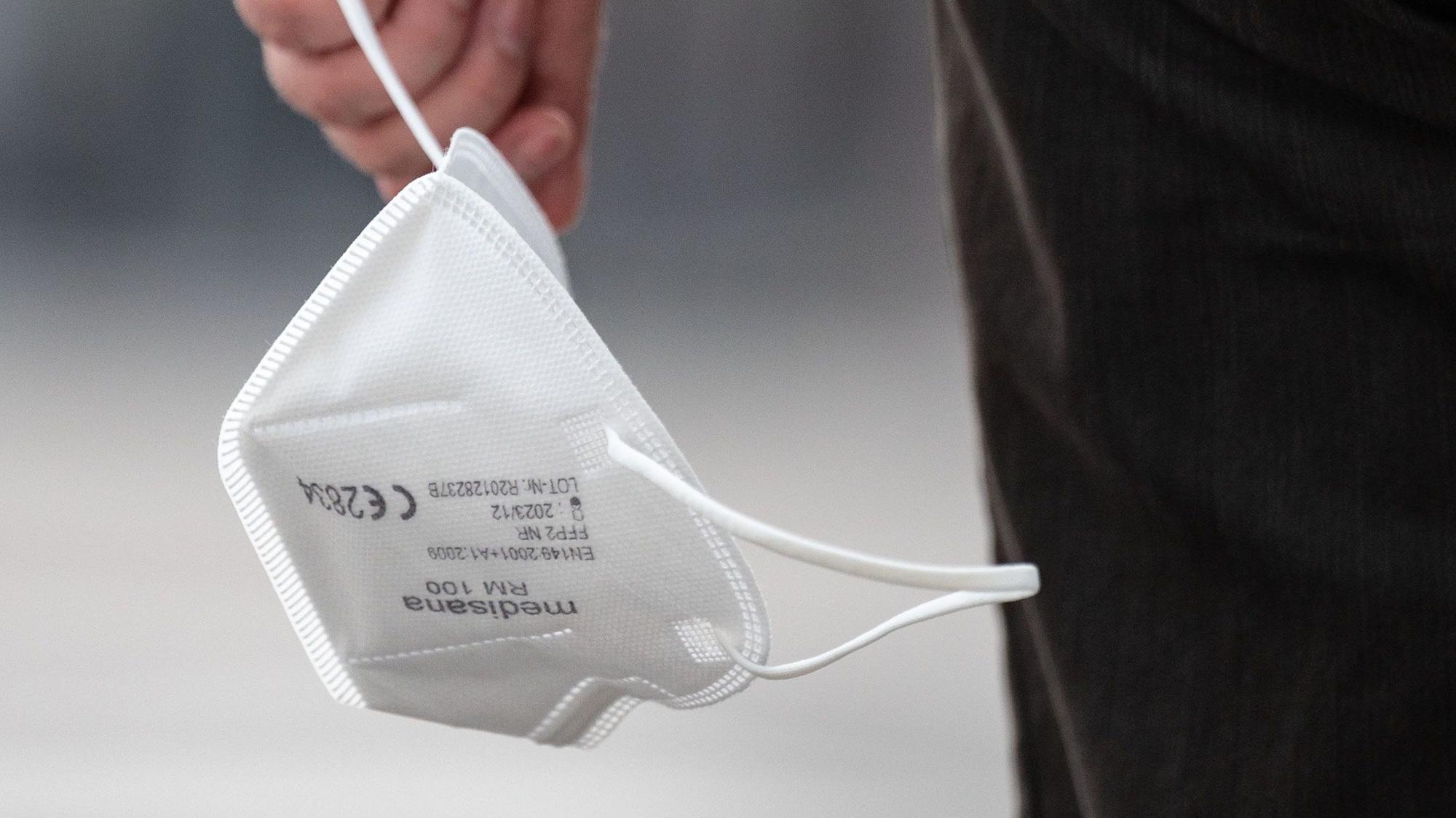 ARCHIV - 03.08.2022, Baden-Württemberg, Stuttgart: Ein Passant trägt eine FFP2-Maske. In Kliniken und Arztpraxen im Land muss seit 8. April keine Maske mehr getragen werden, viele setzen aber dennoch darauf. (zu dpa: «Nach Ende der Pflicht - Ärzte und Patienten setzen weiter auf Masken») Foto: Marijan Murat/dpa +++ dpa-Bildfunk +++