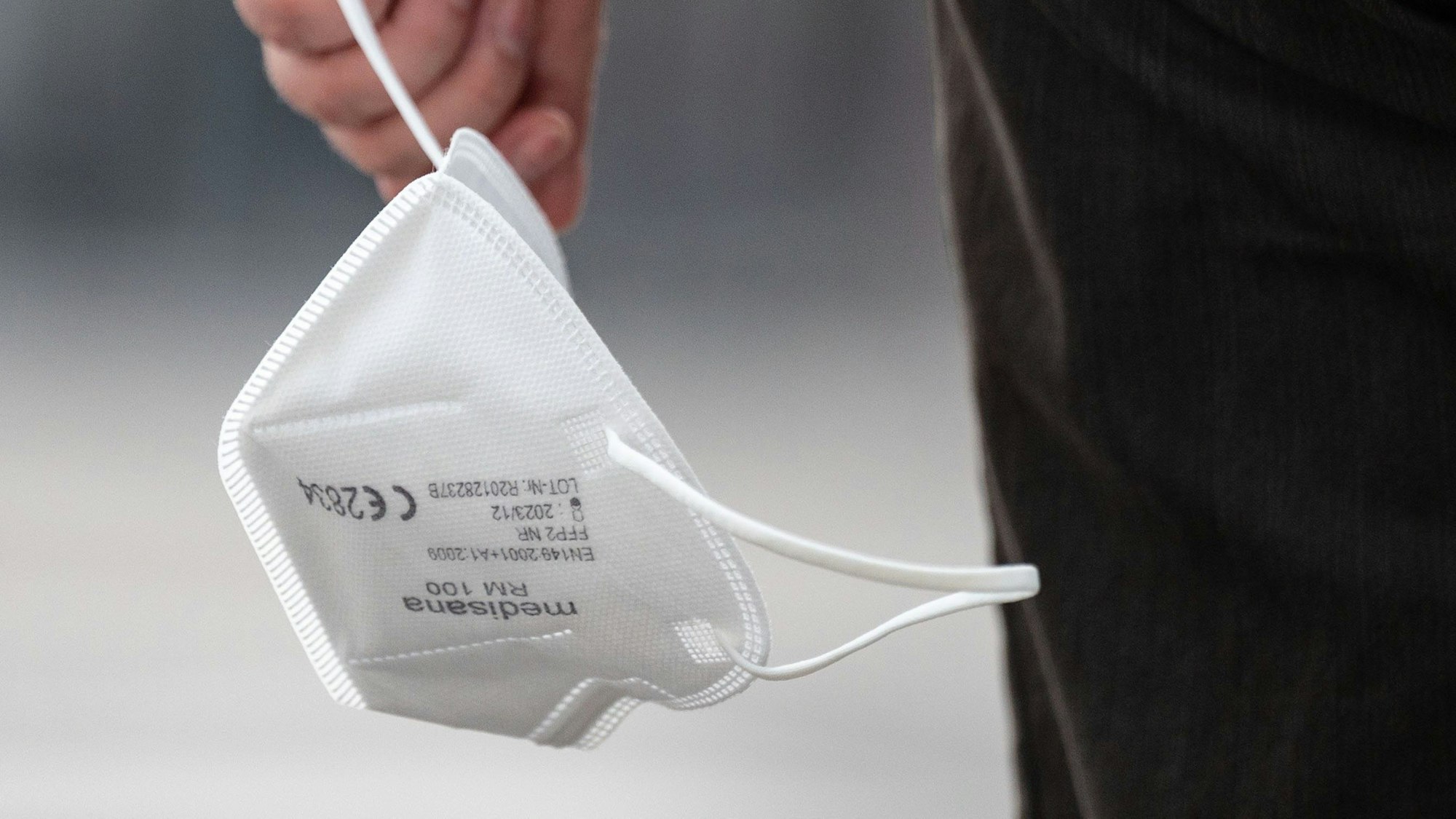 ARCHIV - 03.08.2022, Baden-Württemberg, Stuttgart: Ein Passant trägt eine FFP2-Maske. In Kliniken und Arztpraxen im Land muss seit 8. April keine Maske mehr getragen werden, viele setzen aber dennoch darauf. (zu dpa: «Nach Ende der Pflicht - Ärzte und Patienten setzen weiter auf Masken») Foto: Marijan Murat/dpa +++ dpa-Bildfunk +++