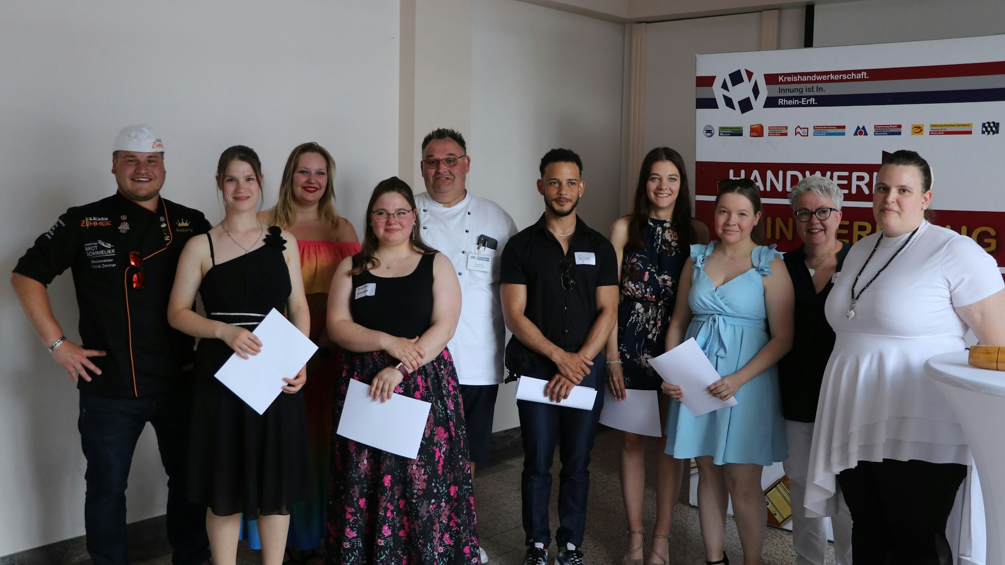 Das Bild zeigt die frisch gebackenen Gesellinen und Gesellen der Backer-Innung.