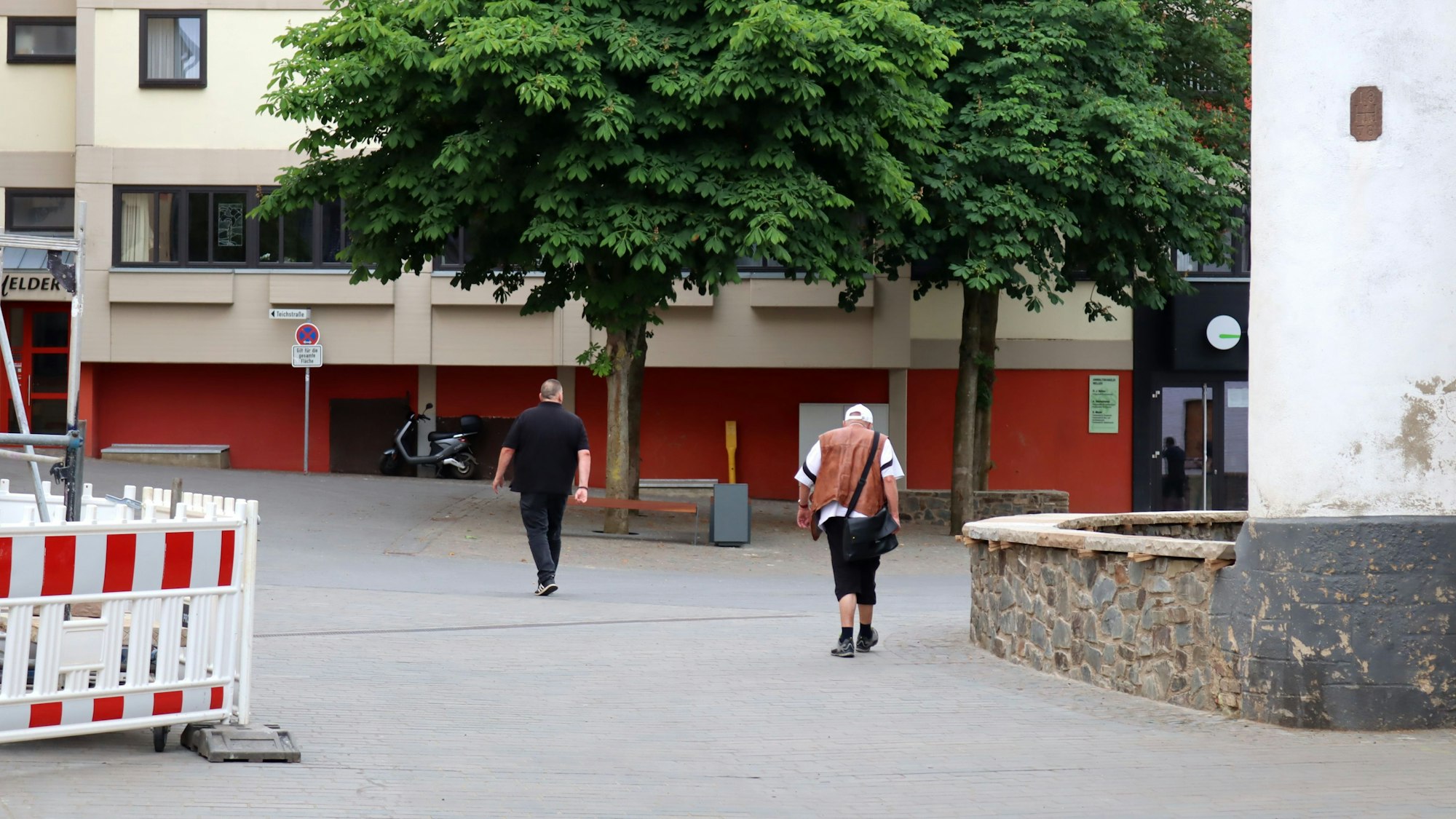 Zwei Passanten auf dem Markt vor dem St.-Michael-Gymnasium.