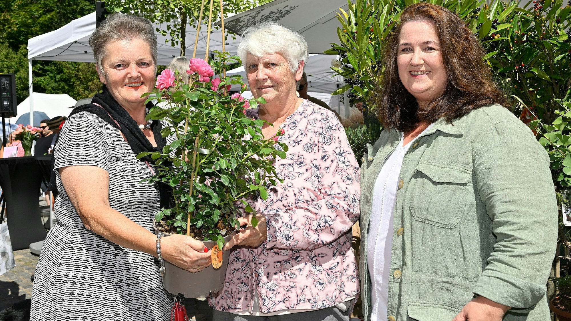 Das Foto zeigt Bürgermeisterin Bondina Schulze (rechts) bei einem Termin im August 2022.