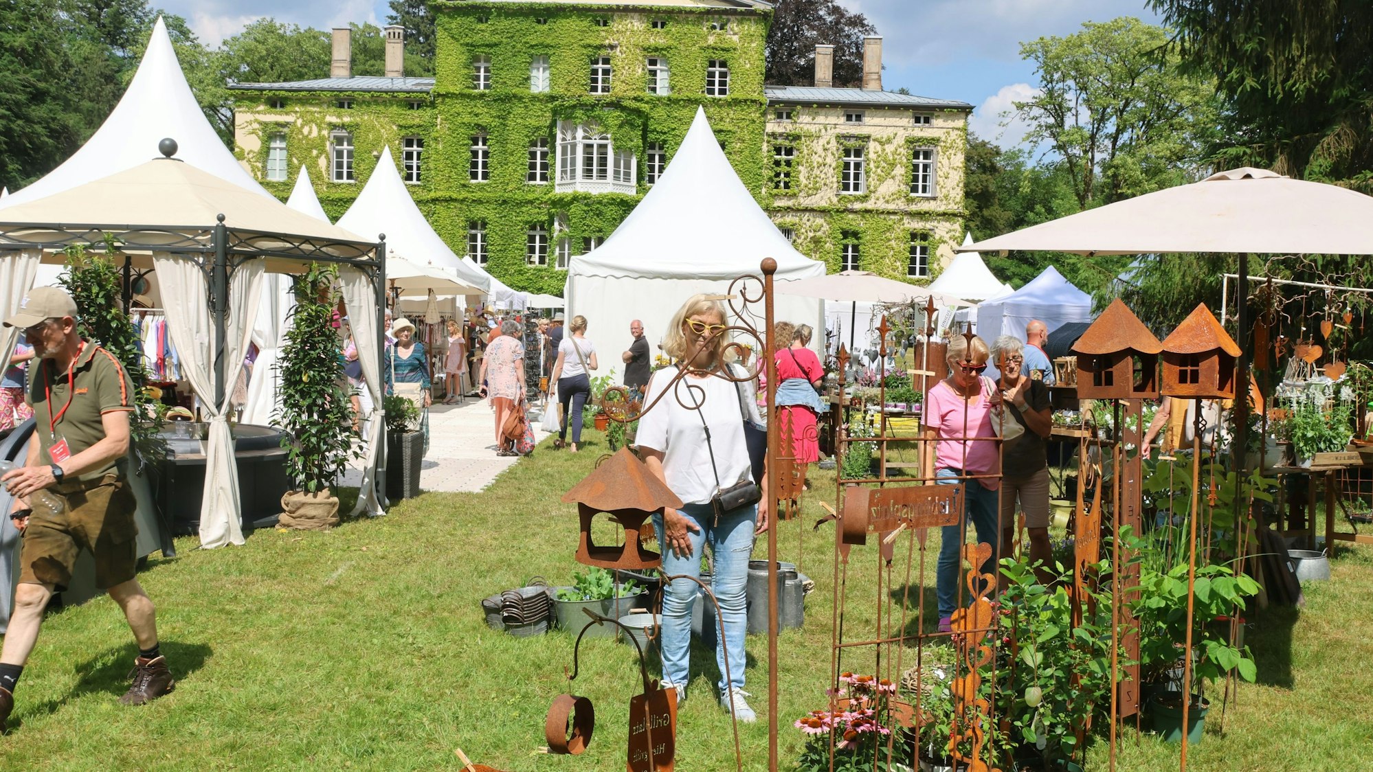 Zu sehen ist ein Markt für Gartenutensilien.