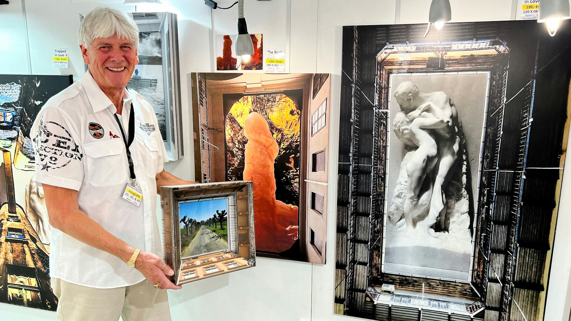 Ausstellung Liebe, Lust, Laster mit Reinhard Messow, einen 4D-Bilderrahmen in Händen