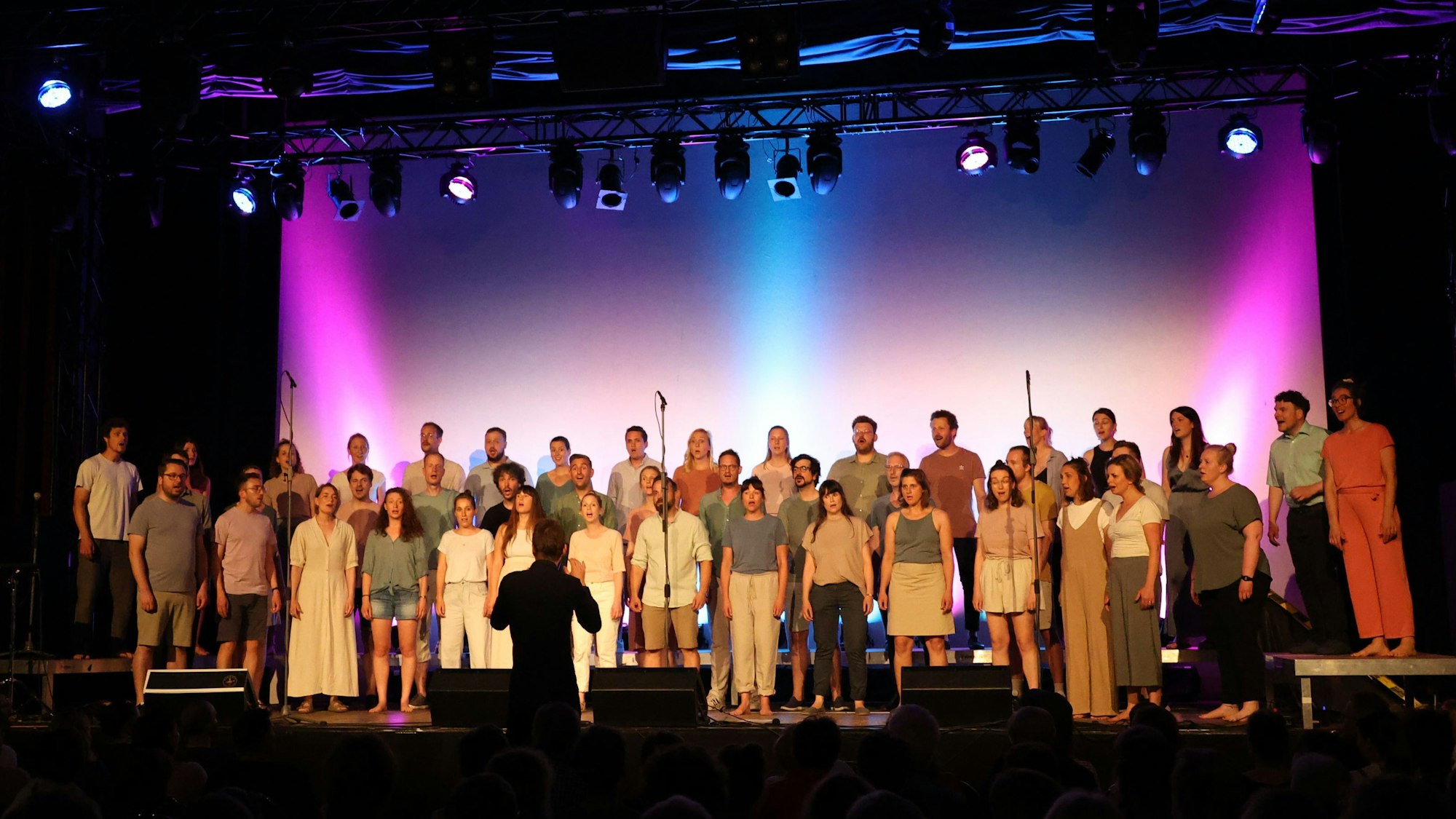 Der Popchor Köln auf der Bühne im Scala in Opladen