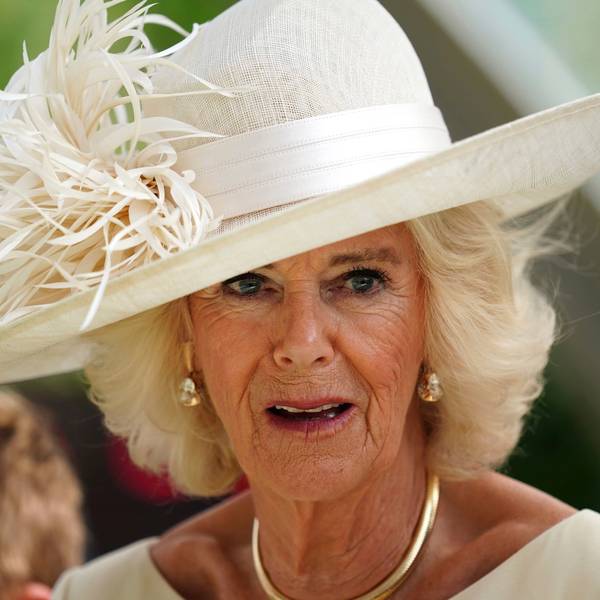 Königin Camilla mit Hut und Federn.