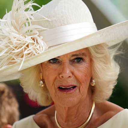 Königin Camilla mit Hut und Federn.
