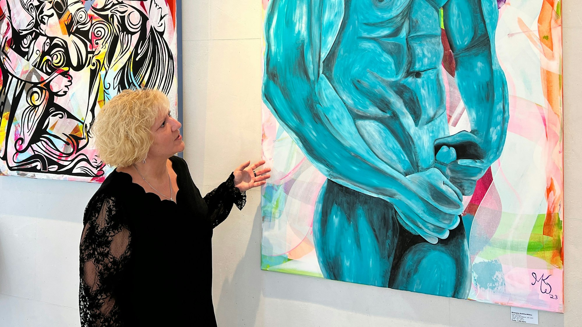 Michaela Kubitta-Willms vor dem Bild „Self ist the Pleassure“.