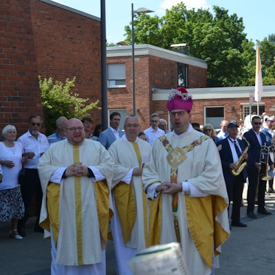 Kreisdechant Guido Zimmermann im Kreise zahlreicher Vertreter von Zülpicher Vereinen und Institutionen.