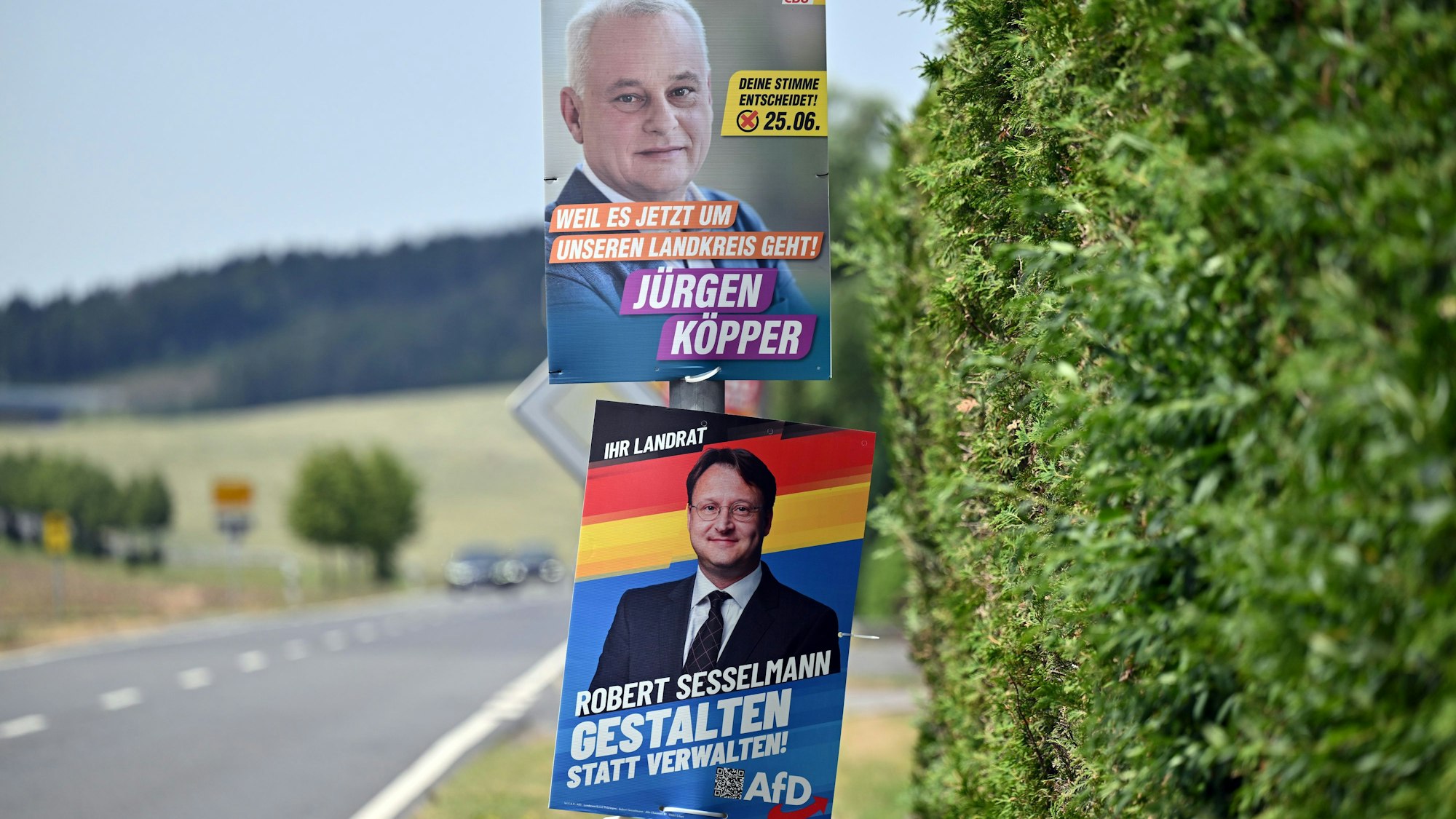 Wahlplakate mit den Porträts der Kandidaten hängen im Landkreis Sonneberg in Thüringen. Robert Sesselmann könnte der erste AfD-Landrat Deutschlands werden.
