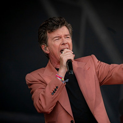 Rick Astley am 24. Juni beim Glastonbury Festival in England. Der Brite coverte einen Song von AC/DC.