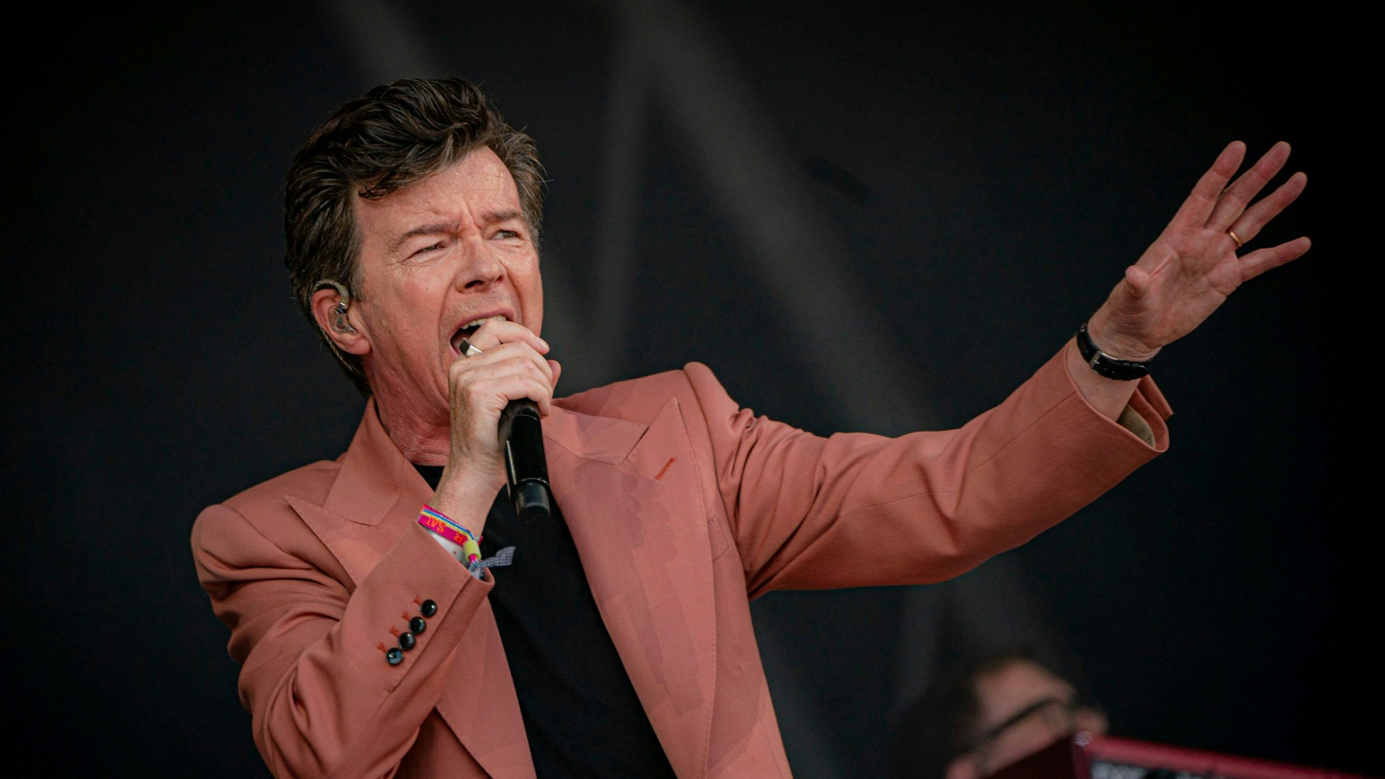 Rick Astley am 24. Juni beim Glastonbury Festival in England. Der Brite coverte einen Song von AC/DC.