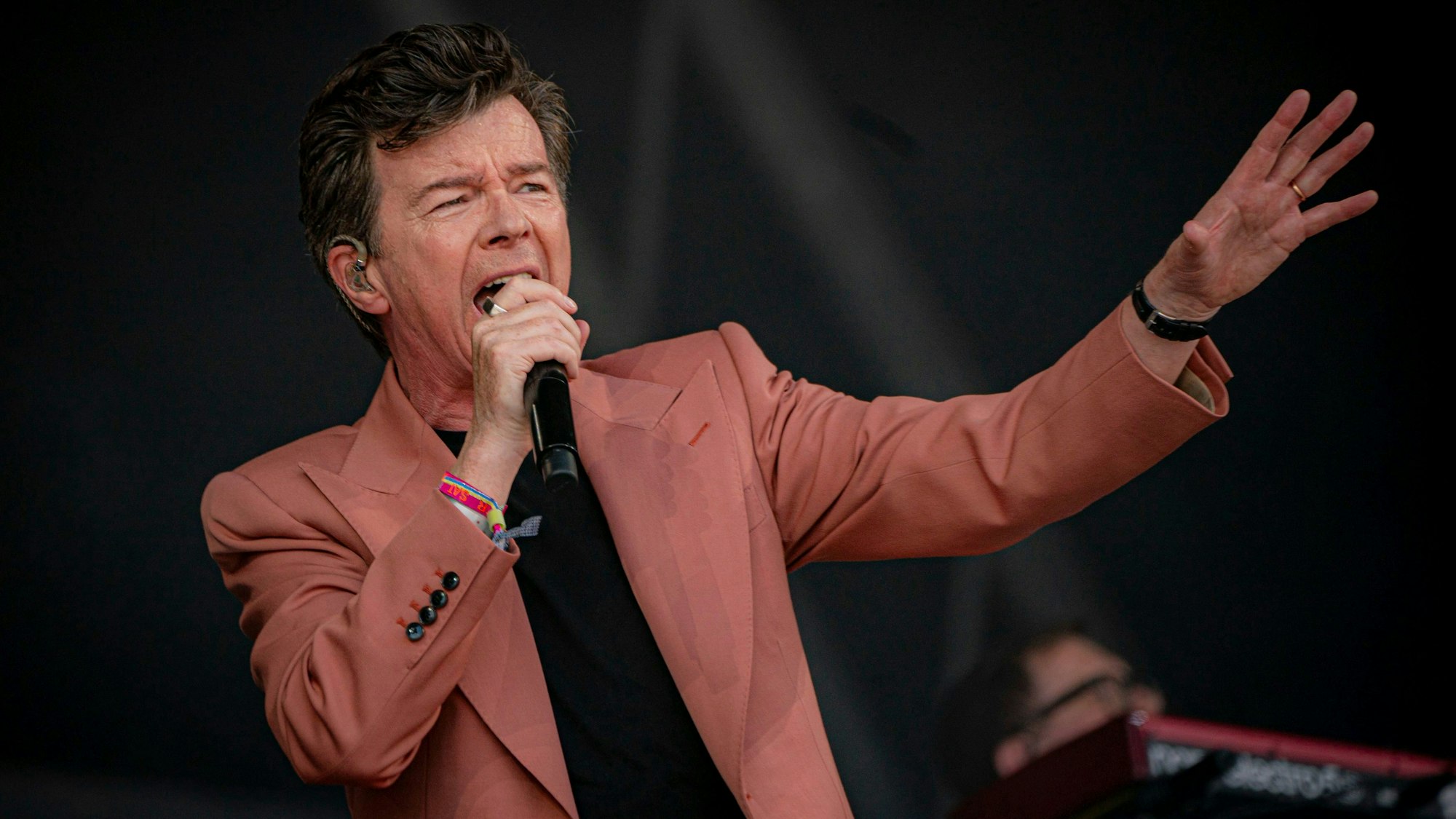 Rick Astley auf der Bühne