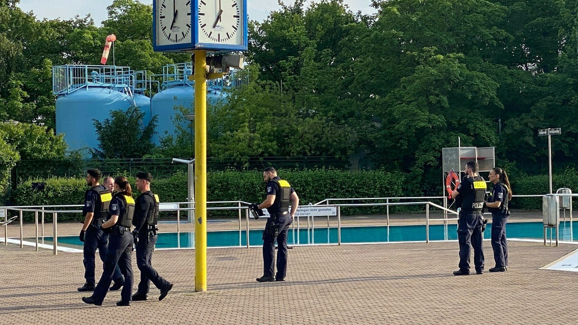 21.06.2023, Berlin: Das Sommerbad Neukölln am Columbiadamm wurde am Mittwochabend von Polizisten geräumt. Erneut ist es in einem Berliner Freibad zu einem Polizeieinsatz wegen einer Auseinandersetzung gekommen. Foto: Andreas Rabenstein/dpa +++ dpa-Bildfunk +++