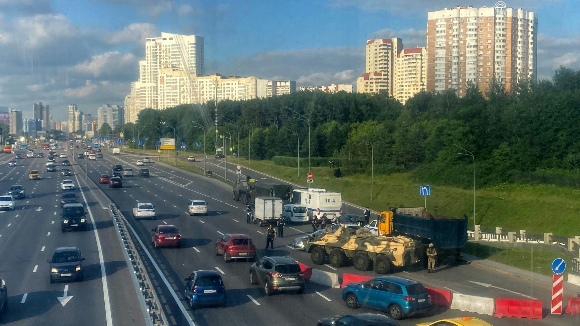 Polizeikontrolle auf einer Straße in Moskau am Samstag (24. Juni)