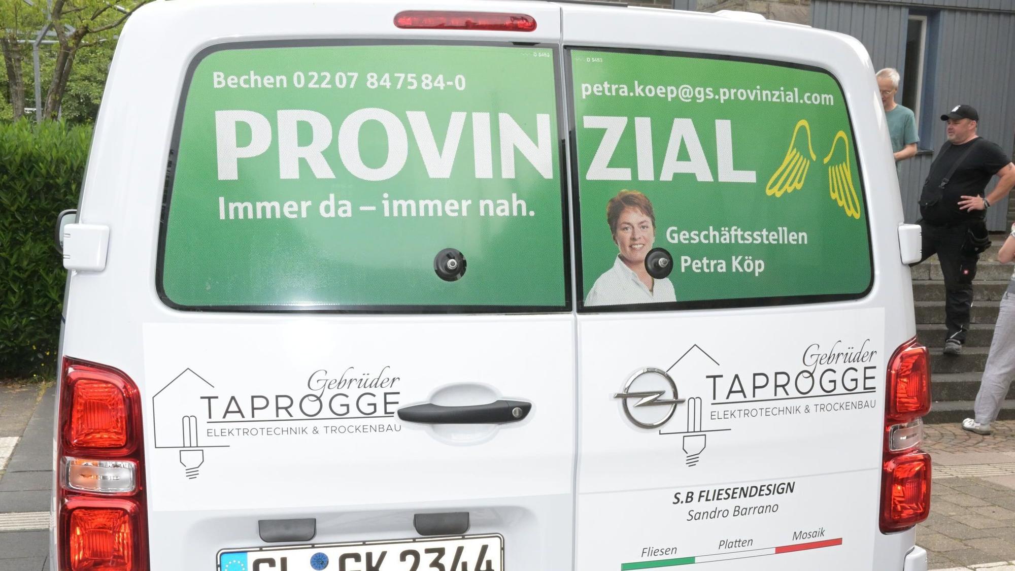 Das Foto zeigt die Rückseite des neuen Dienstfahrzeugs der Gemeinde.