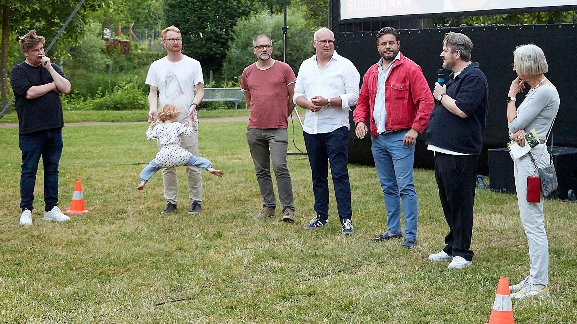 Das Foto zeigt Bastian Griese, Christoph Mathieu, Ole Heller, Jochen Weiler, Marco Gilles, Lutz Heineking und Anna Fantl in einer Talkrunde.