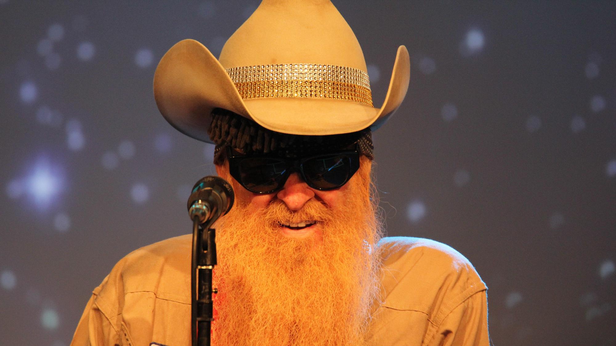 Billy Gibbons mit dem für ihn typischen Hut, Sonnenbrille und Vollbart.