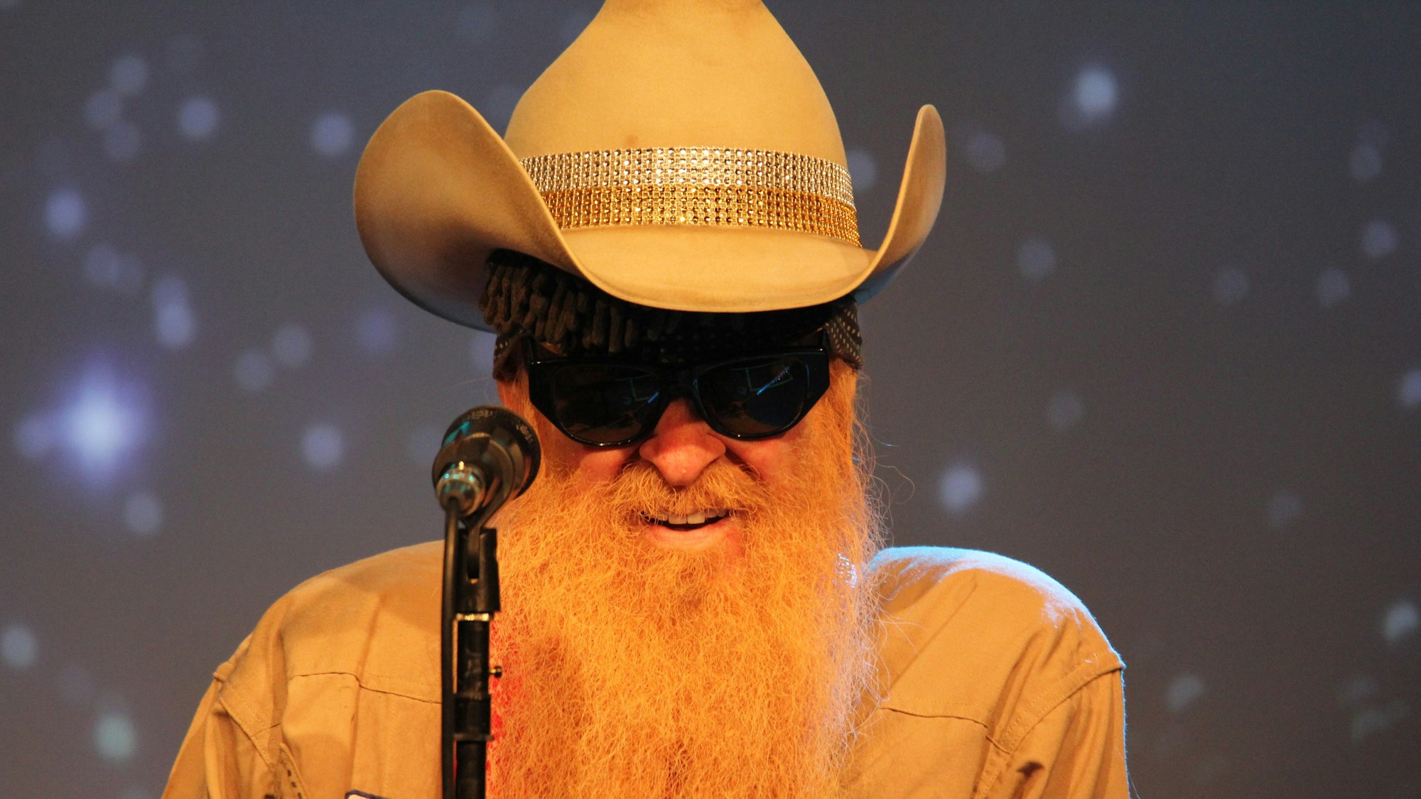 Billy Gibbons mit dem für ihn typischen Hut, Sonnenbrille und Vollbart.