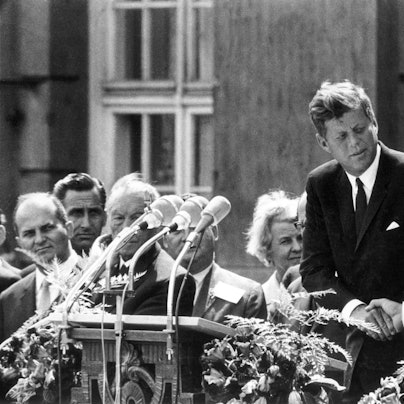US-Präsident John F. Kennedy (M.) reicht dem Regierenden Bürgermeister von Berlin, Willy Brandt (rechts neben ihm), vor dem Schöneberger Rathaus in Berlin am 26. Juni 1963 die Hand. Mit dem legendären deutsch gesprochenen Satz "Ich bin ein Berliner" drückte Kennedy in seiner Rede seine Verbundenheit mit den Menschen in der geteilten Stadt aus.